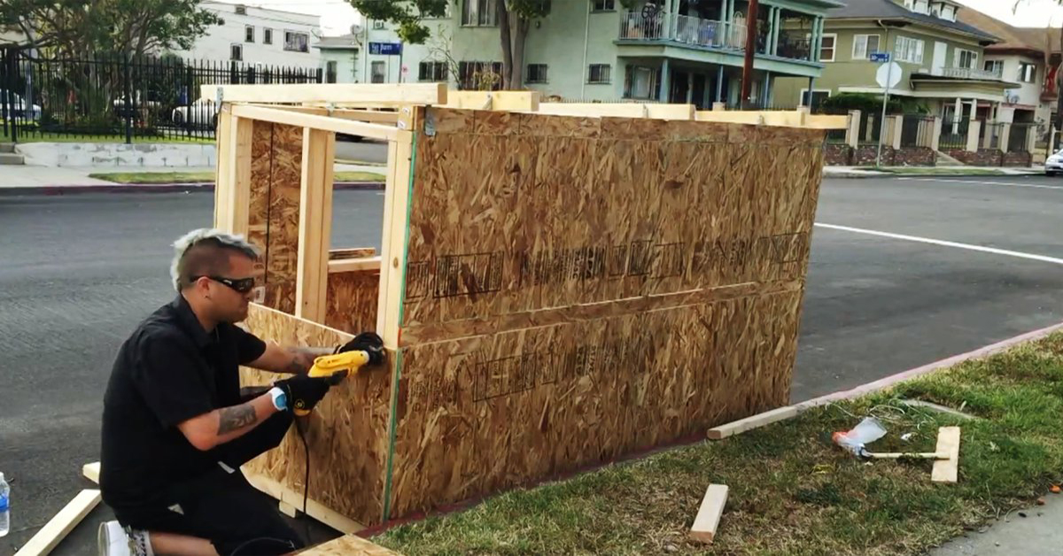 Kind-hearted man constructs a new dwelling for homeless woman who ...